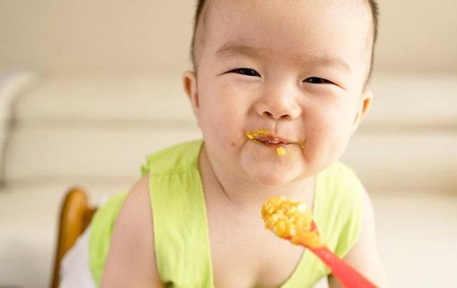 Cho bé ăn cua thường xuyên làm đa dạng khẩu phần ăn của trẻ.