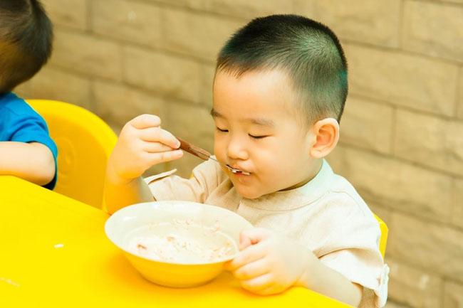 Cho trẻ ăn trong trạng thái thoải mái, vui vẻ