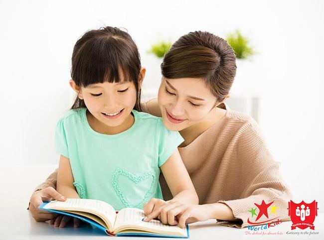 Cho trẻ học tiếng Anh sớm vì quá trình dạy và học giúp gắn kết gia đình